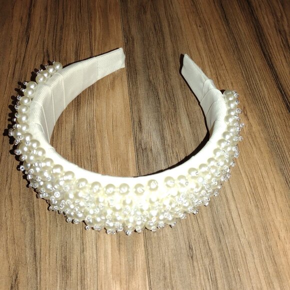 Artisan Glow: Headband with Acrylic Pearls and Crystals" beige. - Picture 12 of 14